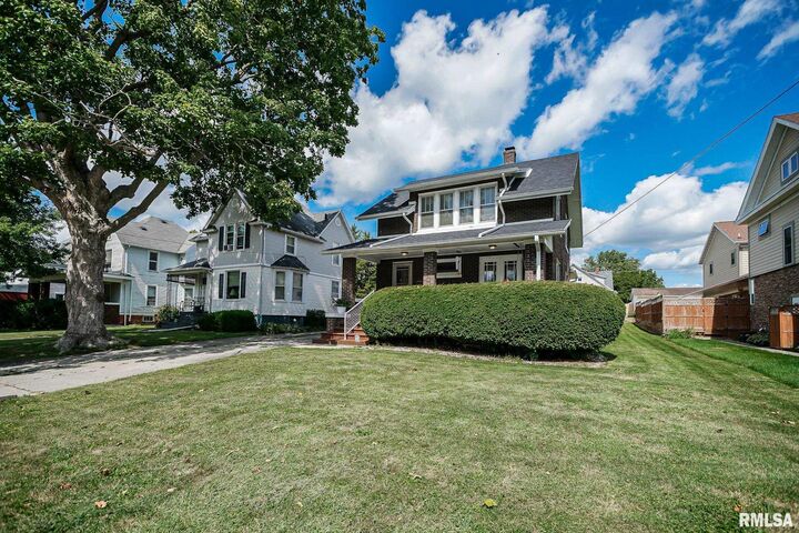 Property Photo: 206 Roosevelt Avenue IL 61443