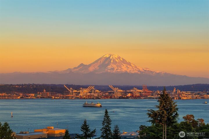 Property Photo:  2630 W Lynn Street  WA 98199 