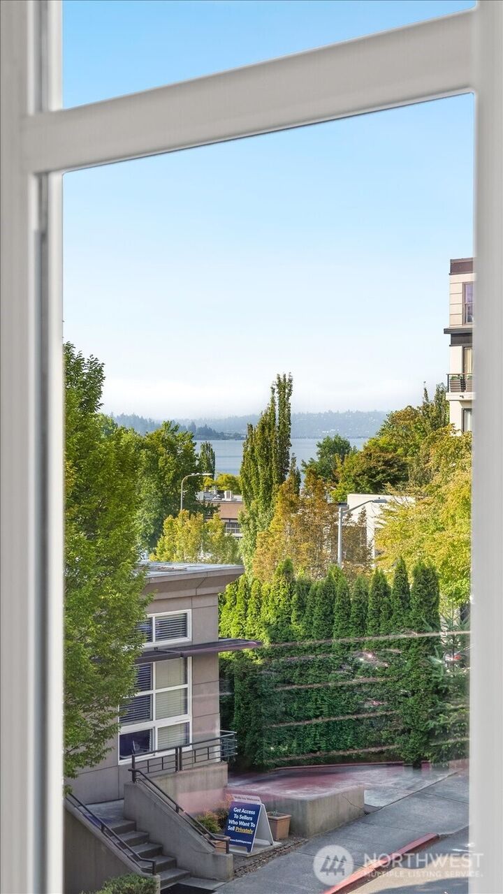Property Photo:  225  4th Avenue B302  WA 98033 