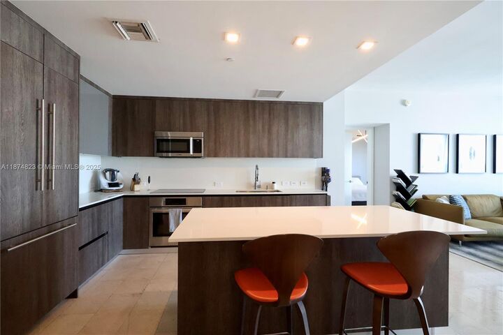 Property Photo: 68 SE 6th St 3607 FL 33131