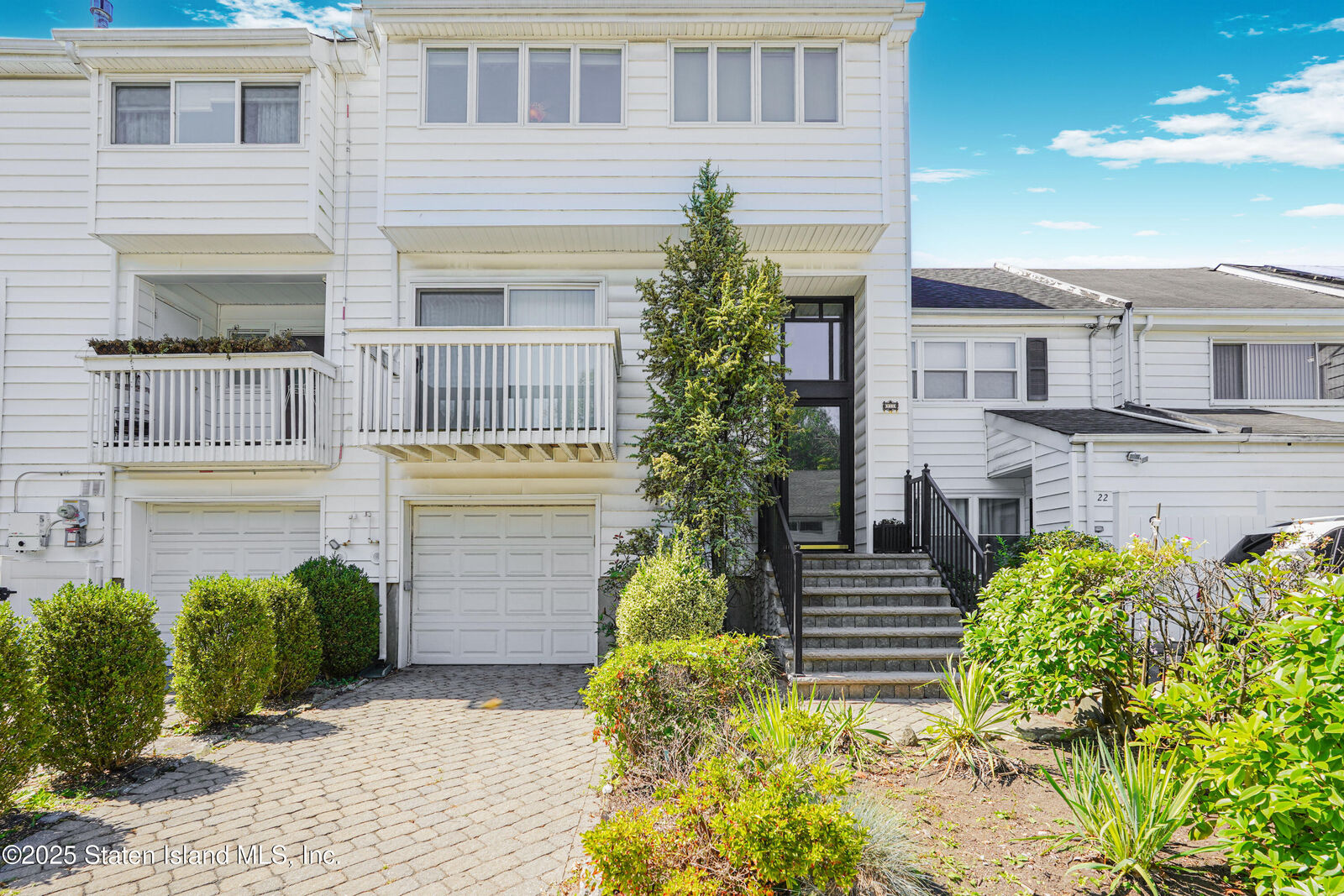 Property Photo:  24 Hampton Green  NY 10312 