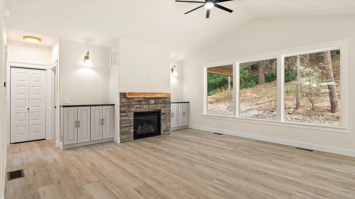 Property Photo: 209 E Franklin Dr WA 99026