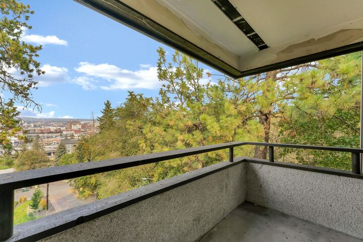 Property Photo:  1111 W 6th Ave 401  WA 99204 