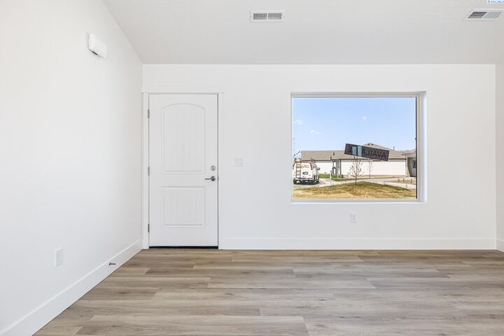 Property Photo: 1613 Diamond Ave WA 98930