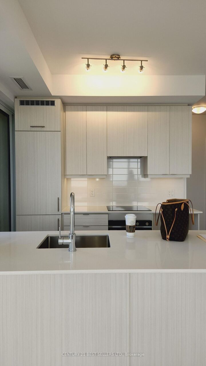 Property Photo:  36 Elm Drive W 2407  ON L5B 1L9 