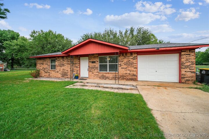 Property Photo:  723 N Division Street  OK 74429 
