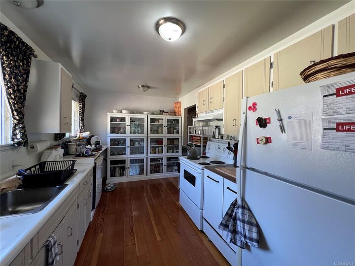 Property Photo:  543 Maquinna Dr N  BC V0P 1X0 