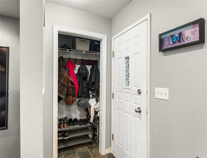 Property Photo:  158 Larche Avenue  MB R2C 1A4 