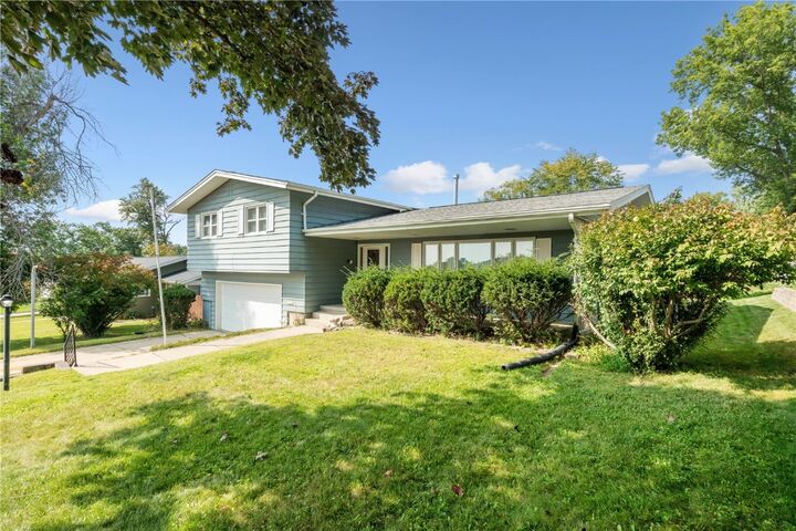 Property Photo: 3016 Ridgemore Drive SE IA 52403