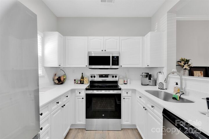 Property Photo: 11548 Savannah Creek Drive NC 28273