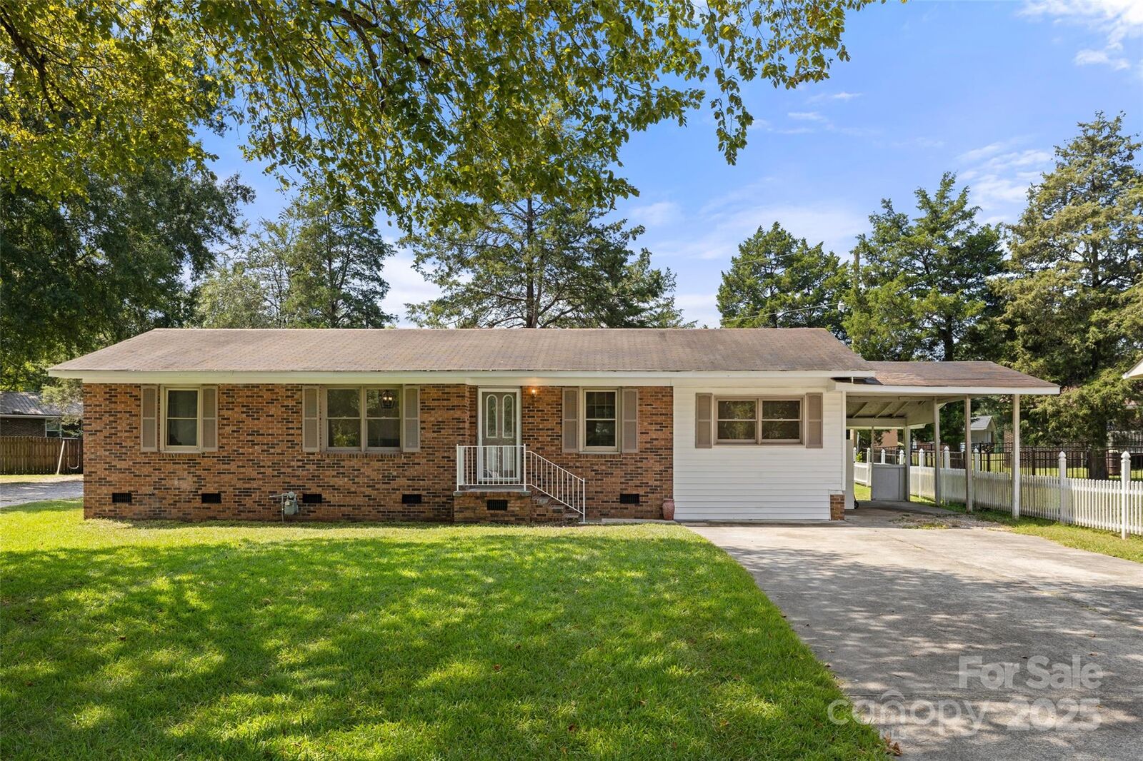 Property Photo: 517 Fieldcrest Drive SC 29706