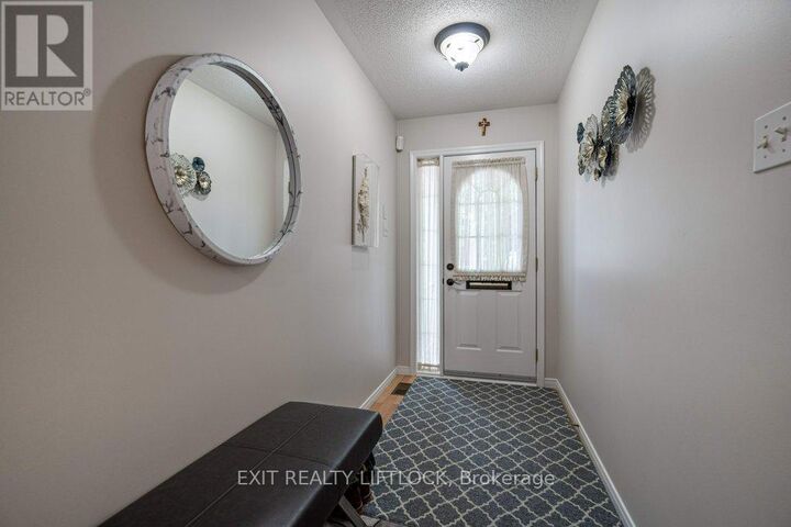 Property Photo:  861 Wentworth Street 4  ON K9J 8R7 