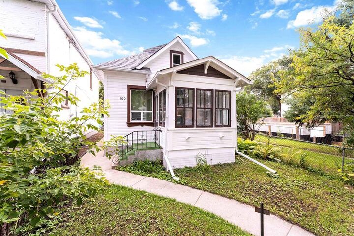 Property Photo: 100 Inkster Boulevard MB R2W 0J4