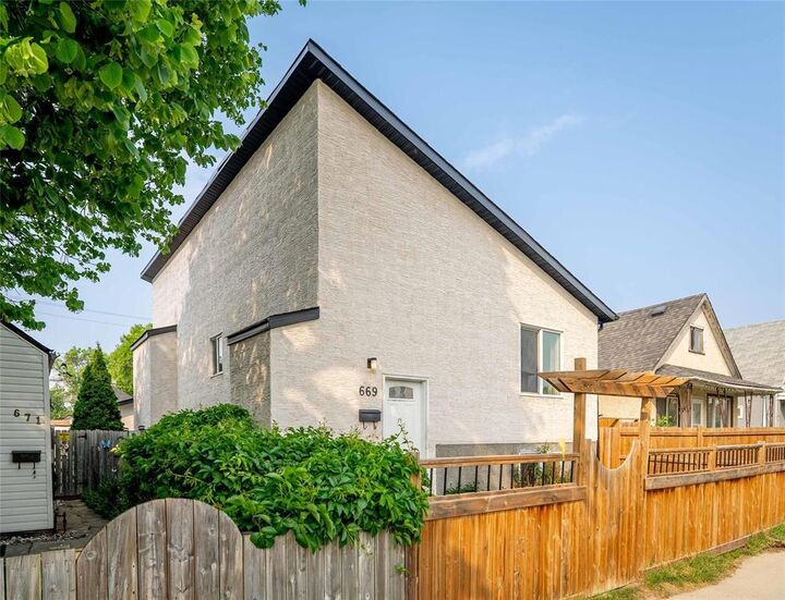 Property Photo:  669 Burrows Avenue  MB R2W 2A9 