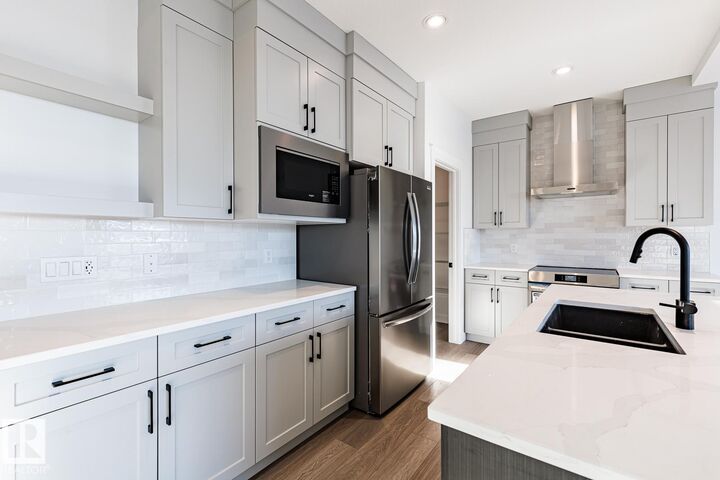 Property Photo:  15679 18 Avenue SW  AB T6W 5E1 