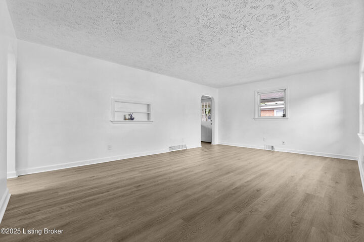 Property Photo: 2400 Garrs Ln KY 40216