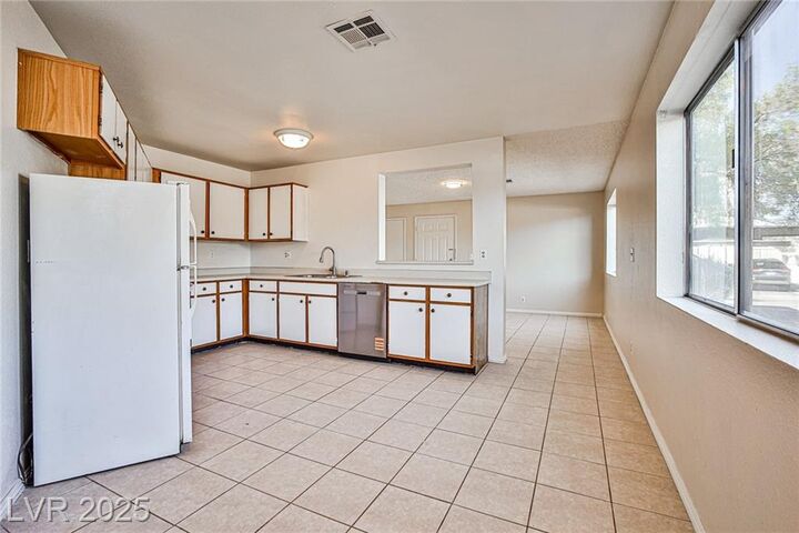 Property Photo: 5191 Pioneer Avenue 101 NV 89146