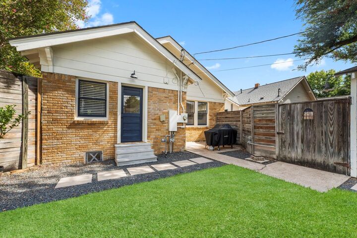 Property Photo: 928 W Temple Street TX 77009