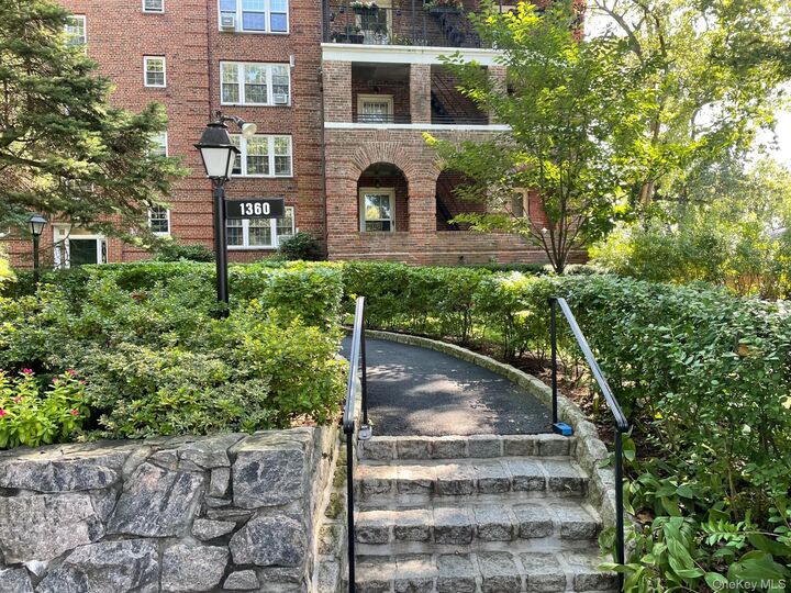 Property Photo:  1360 Midland Avenue 5C  NY 10708 