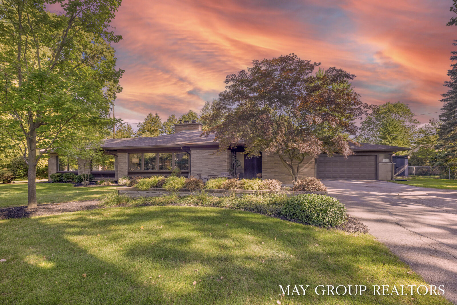 Property Photo:  2727 Cascade Road SE  MI 49506 