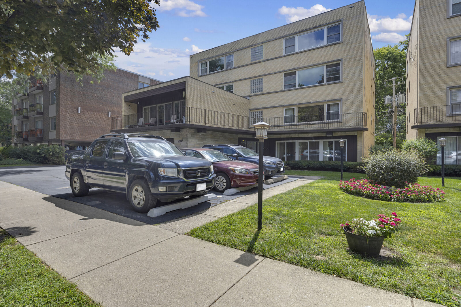 Property Photo:  947 Pleasant Street 1ae  IL 60302 
