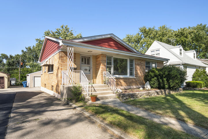 Property Photo: 493 W Avery Street IL 60126