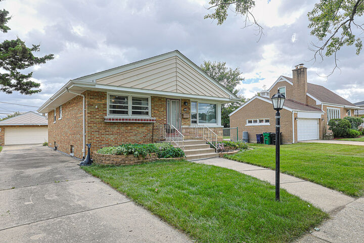 Property Photo: 1413 Highridge Parkway IL 60154