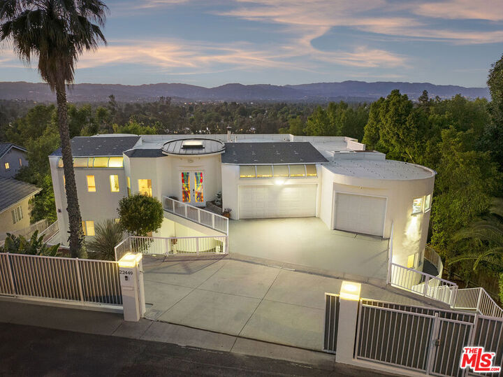 22449 Cass Avenue  Woodland Hills CA 91364 photo