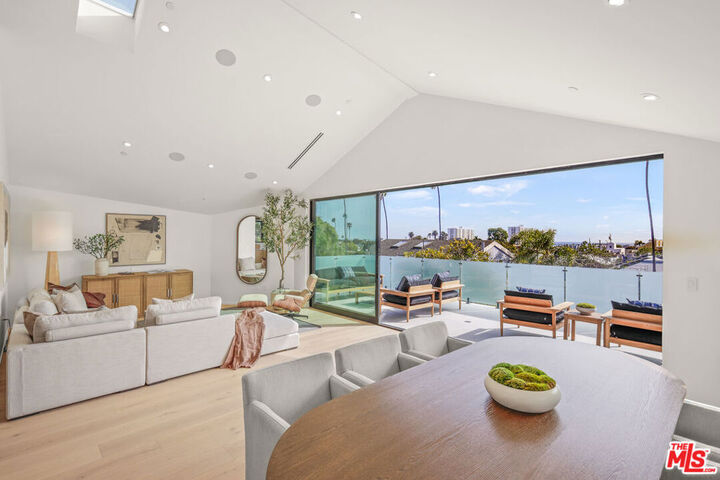 Property Photo:  2530 Beverley Avenue  CA 90405