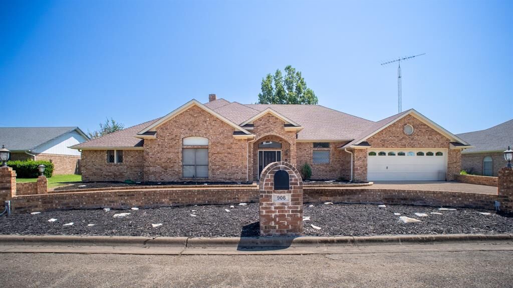 Property Photo: 906 Greenleaf Drive TX 76667