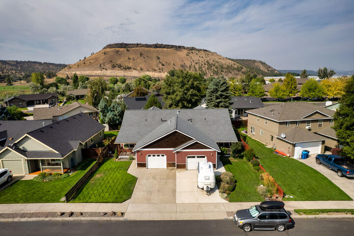 Property Photo:  187 SW Ivy Court  OR 97754 