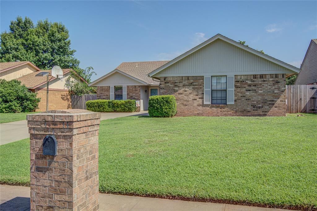 Property Photo: 2109 Shamrock Drive OK 73003