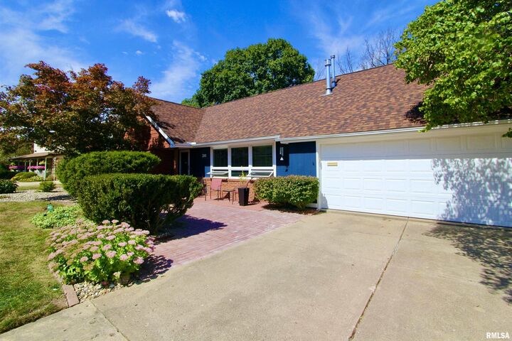 300 Oakwood Circle  Washington IL 61571 photo