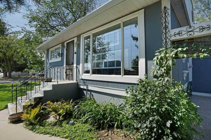 Property Photo:  4 Spruce Avenue W  AB T1R 1C5 