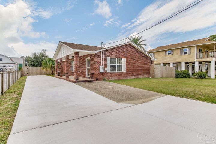 Property Photo: 3201 Laurel Dr FL 32563