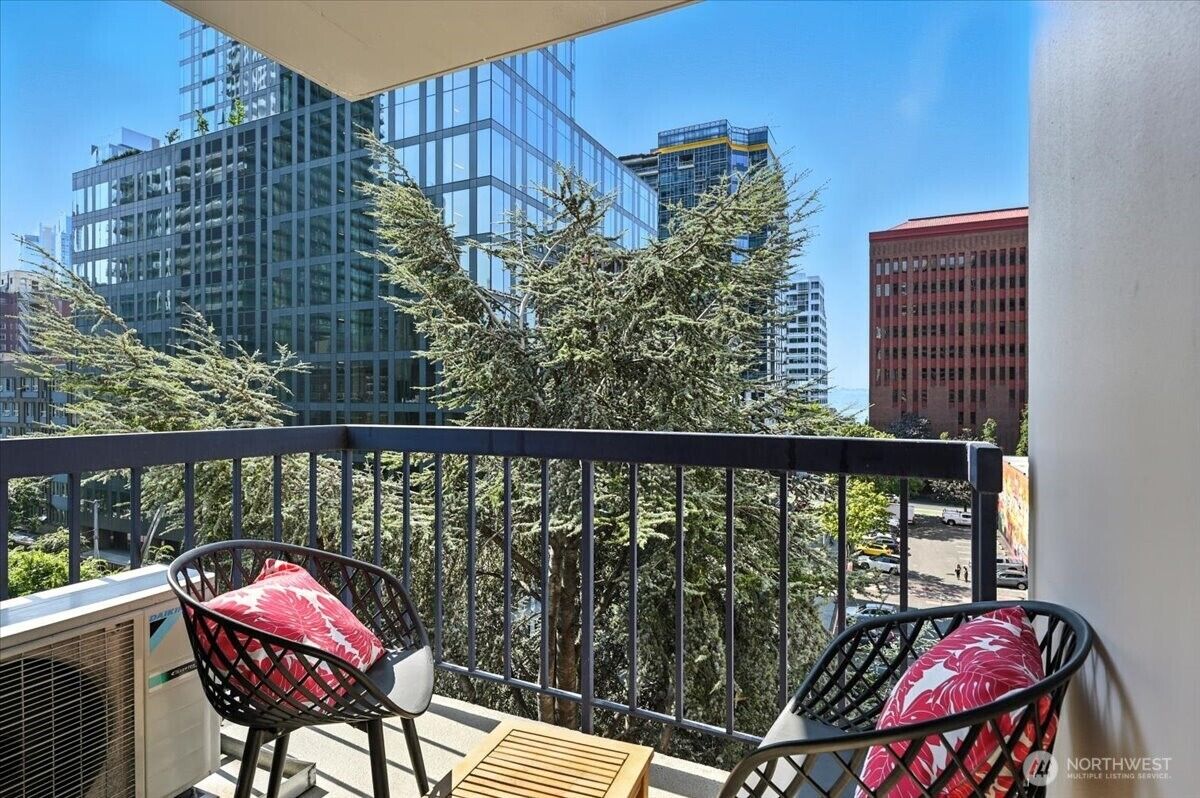 Property Photo:  2100  3rd Avenue 801  WA 98121 