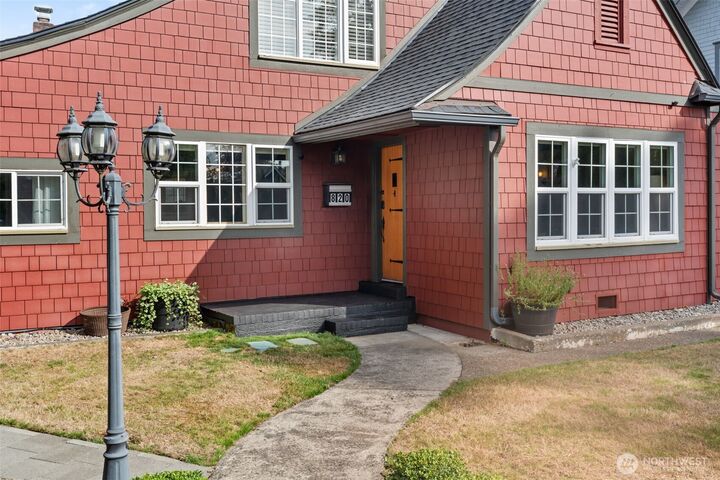 Property Photo:  820  H Street  WA 98531 