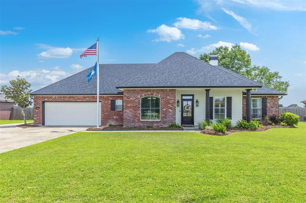 Property Photo: 5829 E Kayleigh Lane E LA 70605