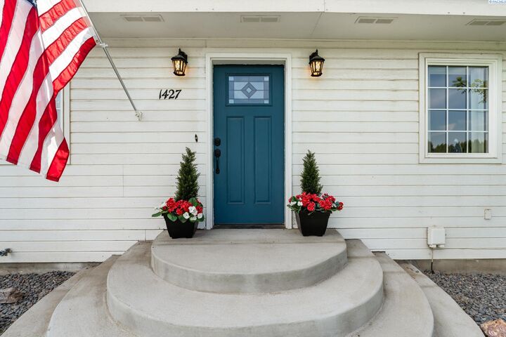 Property Photo:  1427 Lake Road  WA 99323-0930 