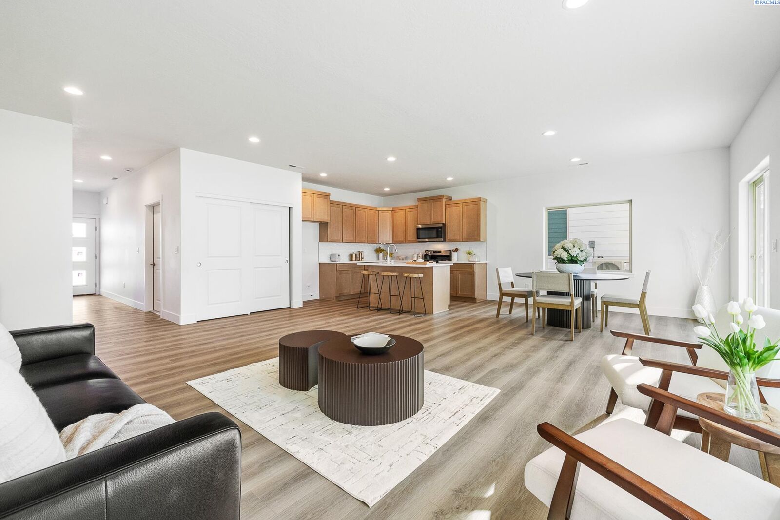 Property Photo: 1008 S Underwood Pl WA 99337