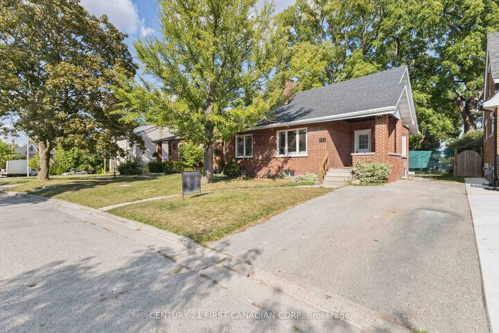 Property Photo:  122 Windsor Crescent  ON N6C 1V8 