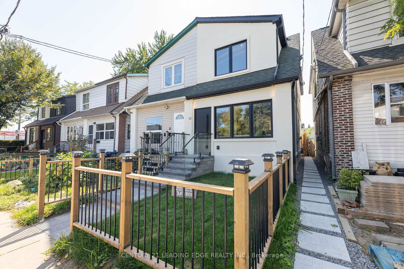 Photo de la propriété:  12 Marigold Avenue  ON M4M 3B2 