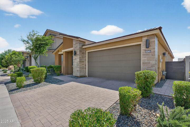 Property Photo: 5939 E Abraham Lane AZ 85054