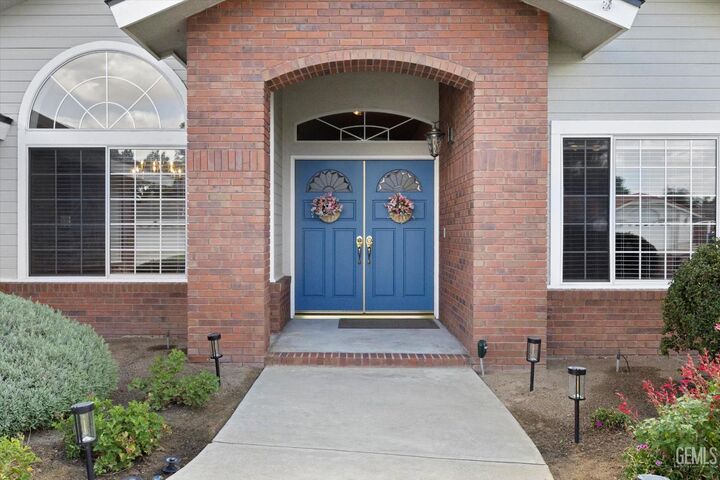Property Photo: 7705 Terry John Avenue CA 93308