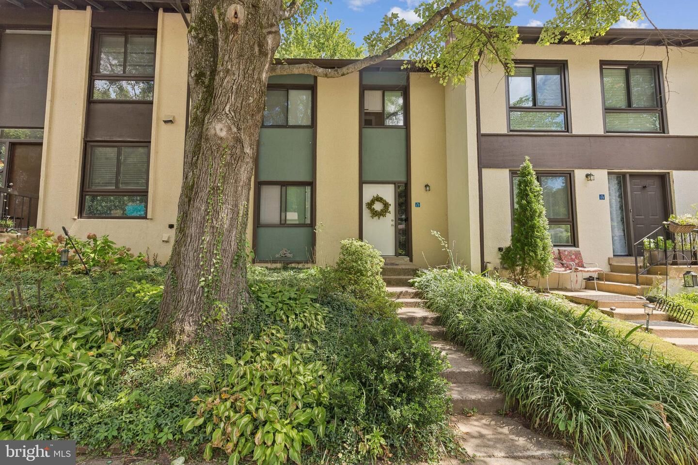 Property Photo: 11817 Coopers Court VA 20191
