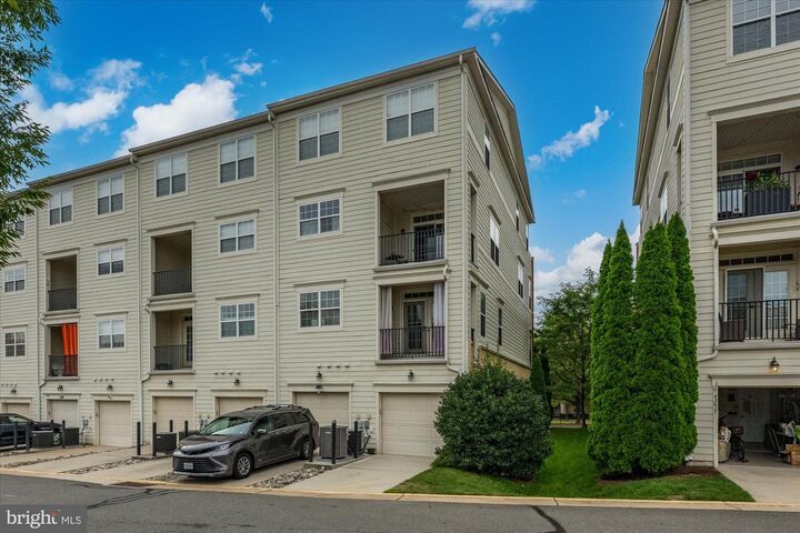 Property Photo:  43613 McDowell Square  VA 20176 