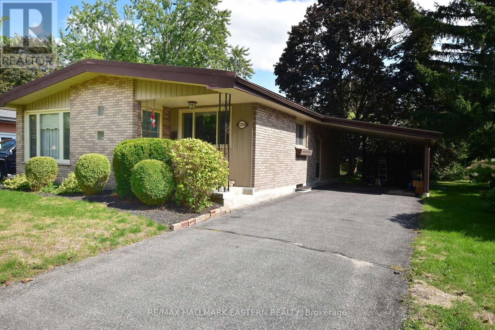 Property Photo:  1250 Franklin Drive  ON K9H 6Z4 