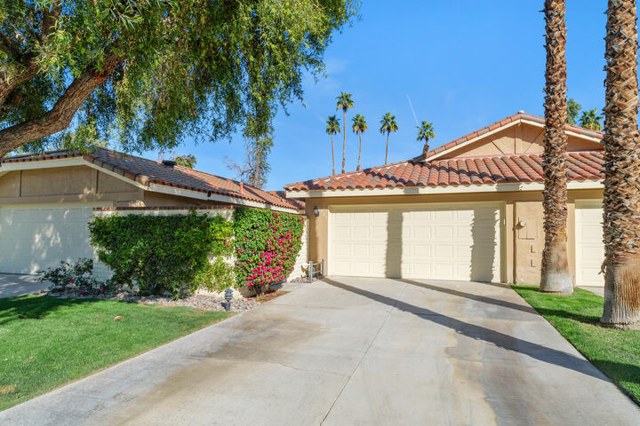 Property Photo: 240 Santa Barbara Circle CA 92260