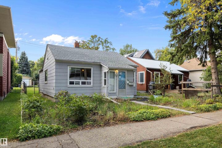 Property Photo:  9753 79 Avenue NW  AB T6E 1P9 