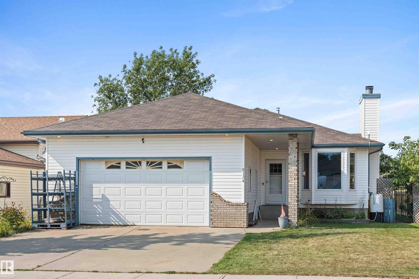 Property Photo:  5134 Sportsview Dr  AB T0B 3M3 